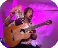 Miguel Haler à la guitare sur scène